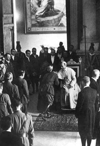 Ciudad del Vaticano, 13 de junio. El papa Pio XII recibe a soldados espaÃ±oles, acompaÃ±antes de voluntarios italianos que han participado en la Guerra Civil.