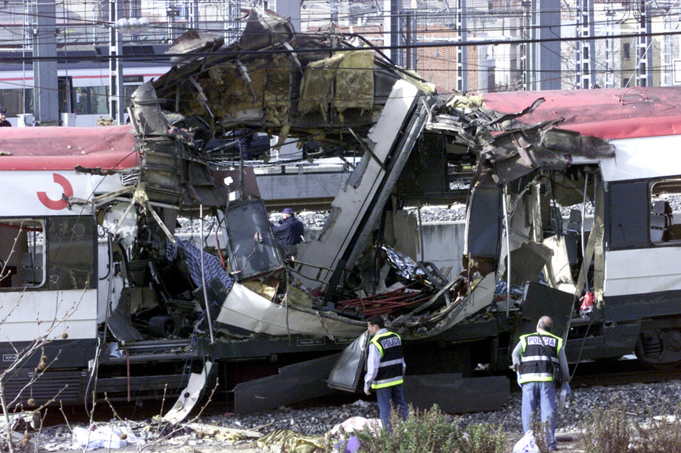 Atentado terrorista del 11-M. Cuatro trenes de cercanÃ­a explotaron en un atentado coordinado. En la imagen, un vagÃ³n de cercanÃ­as en la estaciÃ³n de Atocha.