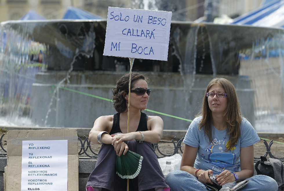 "Solo un beso callará mi boca", advierte una de las manifestantes en Madrid.