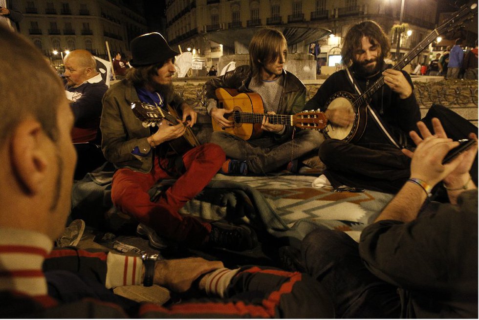 La noche pasa rápido con la música improvisada de algunos de los acampados. La protesta tiene un tono festivo.