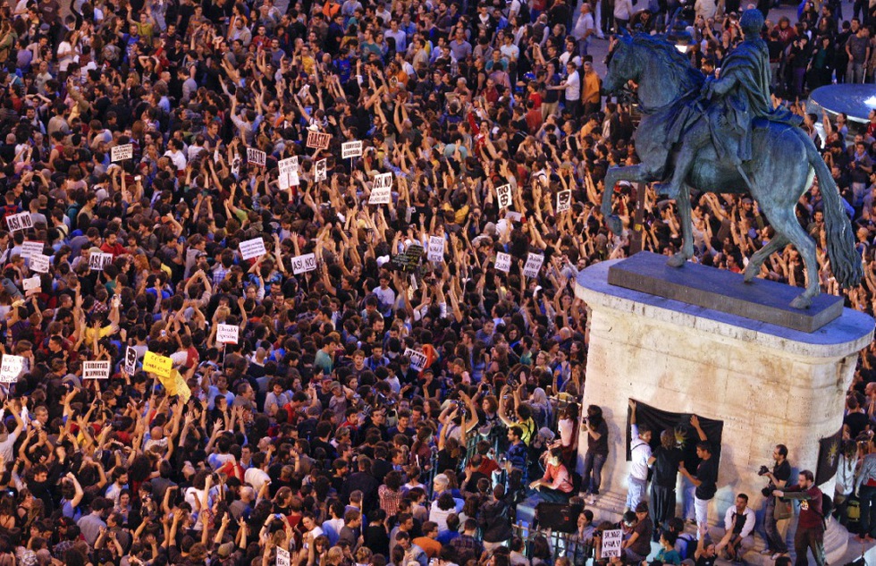 Imagen desde un edificio de la Puerta del Sol desde el que se aprecia la cantidad de gente que abarrota la plaza en la tercera noche de protestas.