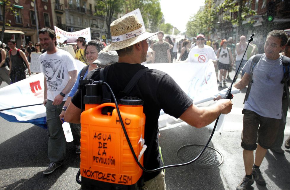 La columna sur de Madrid del 15-M reúne a varios cientos de personas con dirección a Atocha. Bajo un sol de justicia, centenares de personas corean gritos contra la banca y los partidos políticos mayoritarios.