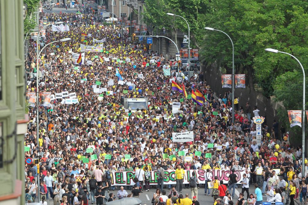 Unas 22.000 personas se manifiestan desde las 18.00 horas de este sábado por el centro de Barcelona sin incidentes.