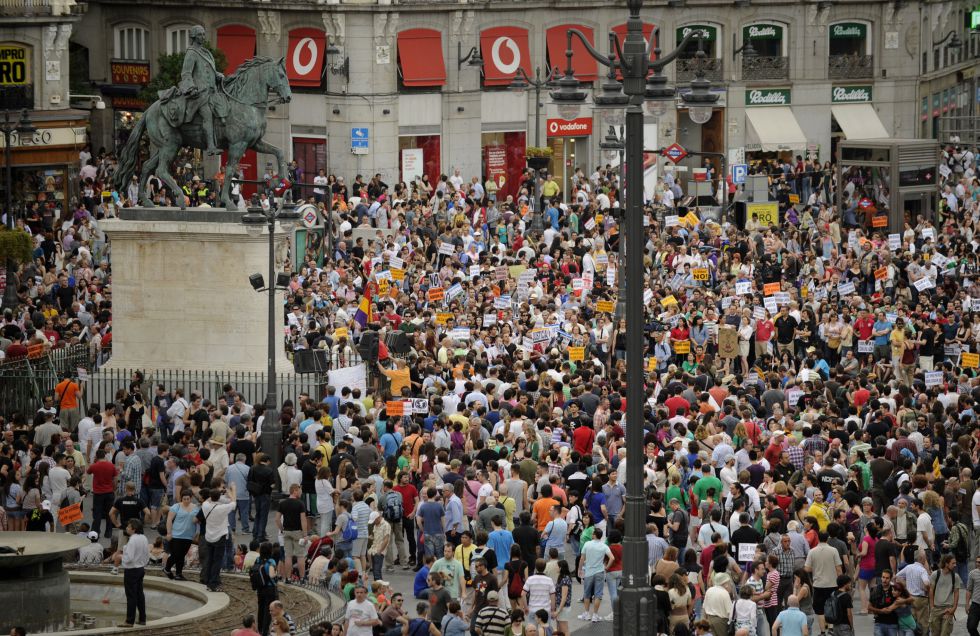 Las distintas marchas, con miles de participantes, han confluido en la Puerta del Sol desde la periferia y las protestas transcurren sin incidentes.