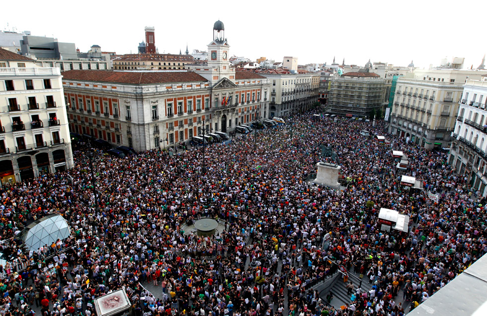 La Puerta del Sol, llena de indignados, en un imagen poco después de las ocho de la tarde.