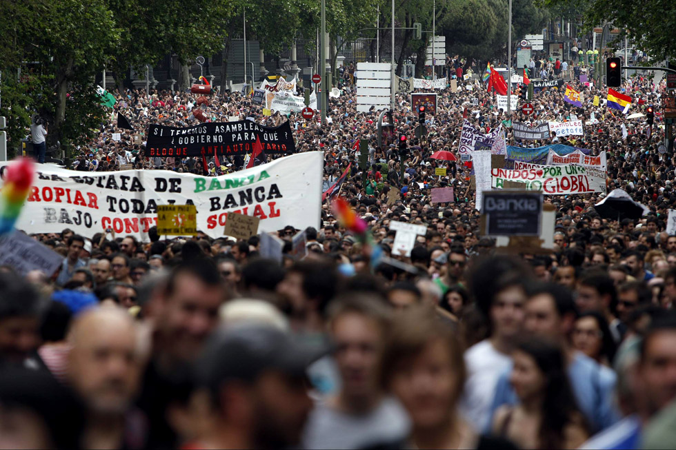 Manifestantes del Movimiento 15-M se dirigen desde Atocha hacia la Puerta del Sol.