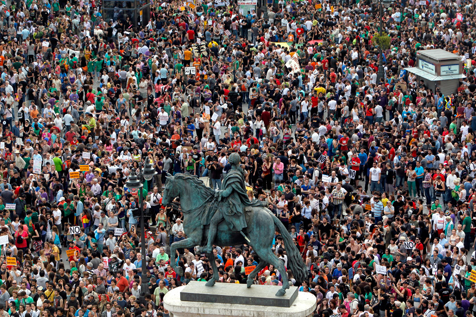 La estatua de Carlos III, rodeada de gente, en plena Puerta del Sol.