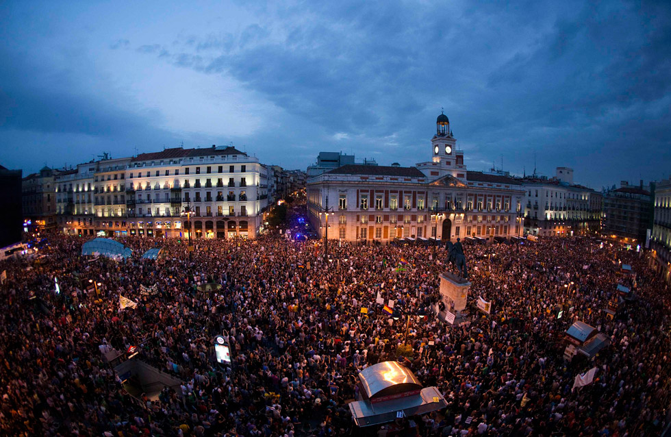 La noche cae sobre la Puerta del Sol, repleta de indignados.