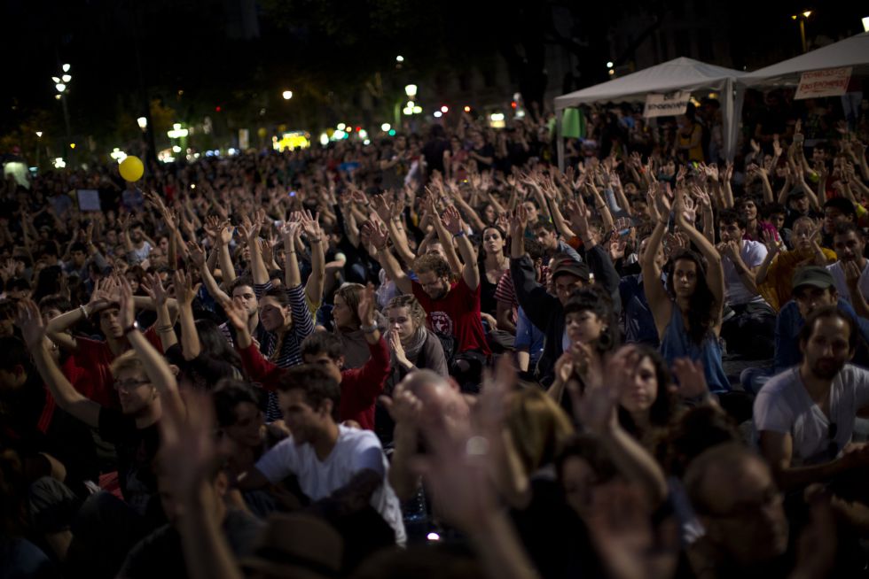 Los concentrados con las manos levantadas, en la multitudinaria protesta de Barcelona.