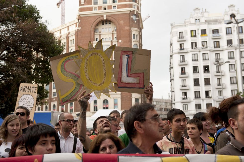 Simpatizantes del 15-M abarrotan la céntrica plaza de Callao de Madrid en el primer aniversario del movimiento.
