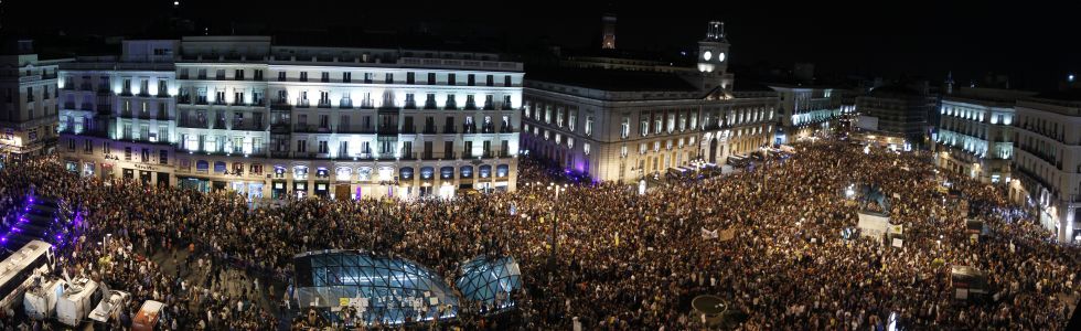 Imagen panorámica de la Puerta del Sol durante la protesta de los indignados. El resultado es fruto de la unión de cinco fotografías mediante un programa informático de edición.