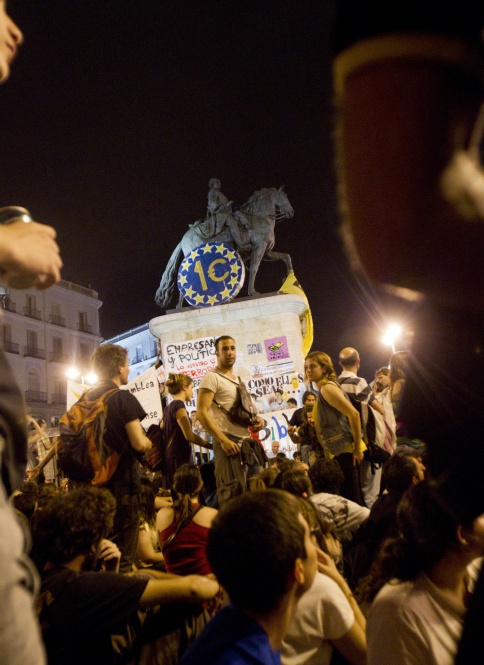 Los concentrados forran de pancartas la estatua de Carlos III.