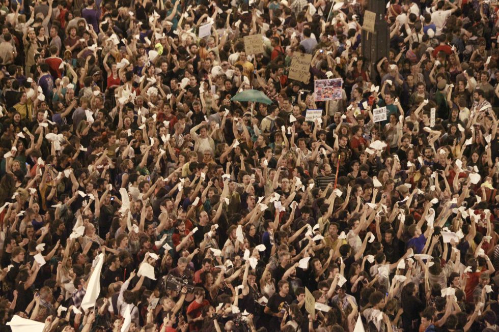 Los concentrados, durante el minuto de silencio y la pañolada, a las las doce de la noche.