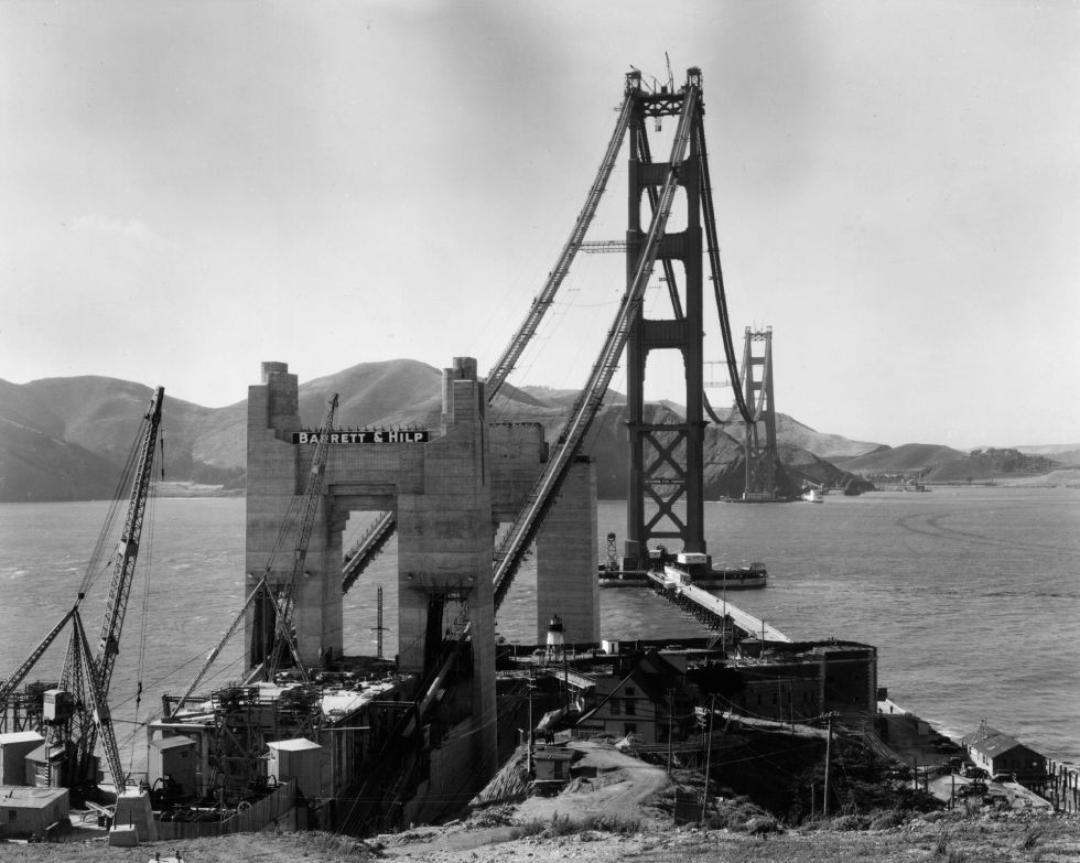 Las obras de construcción del puente arrancaron en enero de 1933 y concluyeron en abril de 1937. Las autoridades locales emitieron unos bonos especiales con los que sufragar el costo. La obra ascendió a 34 millones de dólares de la época.