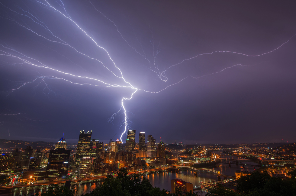 La ciudad de Pittsburgh, durante una tormenta eléctrica, el 18 de junio de 2014.