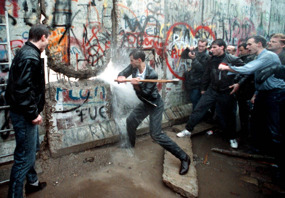 Resultado de imagem para queda do muro de berlim 1989
