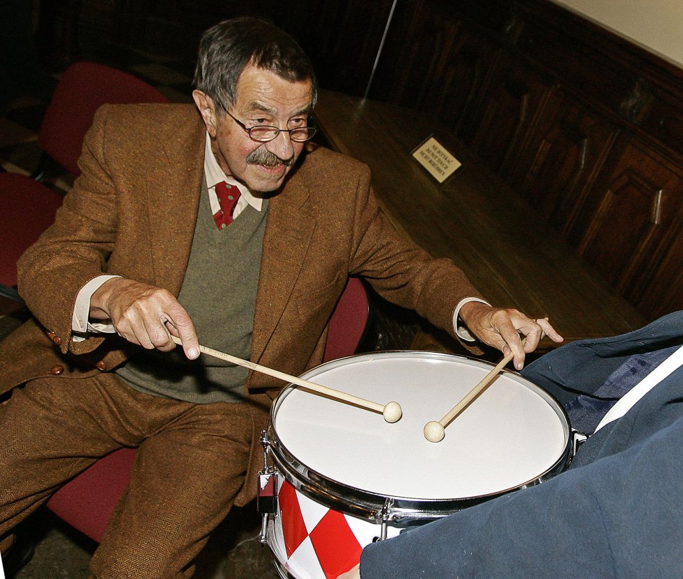 El novelista alemán Günter Grass toca el tambor en su ciudad natal, Gdansk (Polonia), donde celebró su 80 cumpleaños, el 6 de octubre de 2007.