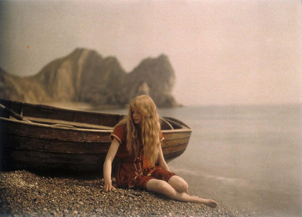 El paisaje onírico que enmarca a Christina en varias de estas fotografías es una playa de Lulworth Covet, en Dorset, condado británico sureño en el que nacieron nombres ilustres como el novelista y poeta Thomas Hardy.