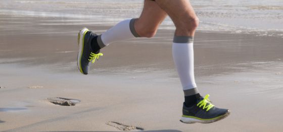calcetines largos de compresión para correr