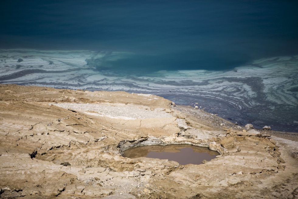 Cientos de sumideros aparecen cada año a orillas del Mar Muerto. Las autoridades aún no logran medir los daños. "No es un problema que podamos resolver solos", ha dicho Dov Litvinoff, el alcalde de Tamar, la región que cubre la mitad sur del Mar Muerto en Israel.