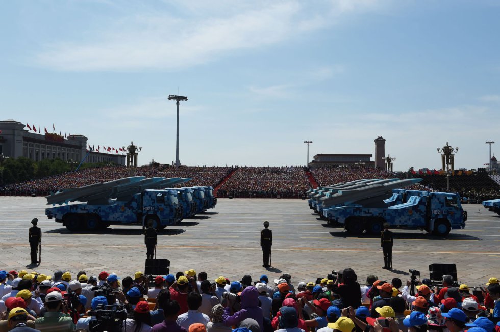 Vehículos militares transportan misiles de crucero, que han sido mostrados como exhibición de fuerza este jueves en el desfile en Pekín.
