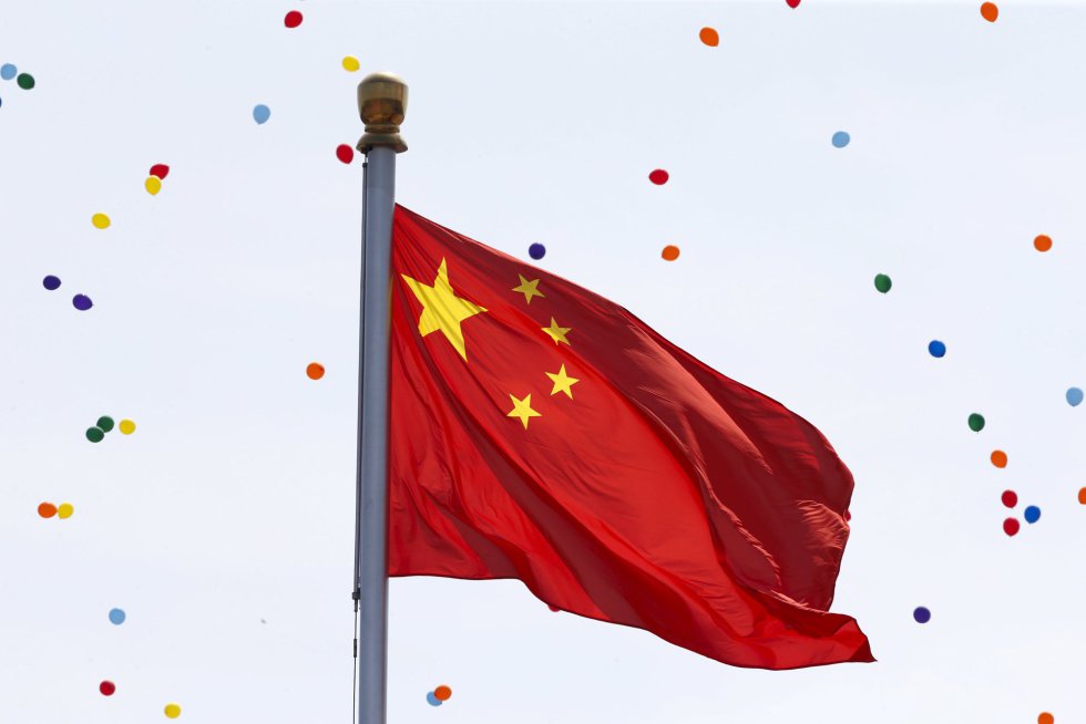 Las banderas del país han inundado las calles de la capital, Pekín, durante el desfile militar celebrado este jueves. Además de numerosos actos estéticos, China ha mostrado su fuerza al mundo con esta marcha.