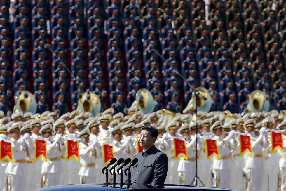 El presidente de China, Xi Jinping, revisa el ejército alineado en la Plaza de Tiananmen en el inicio del desfile militar.