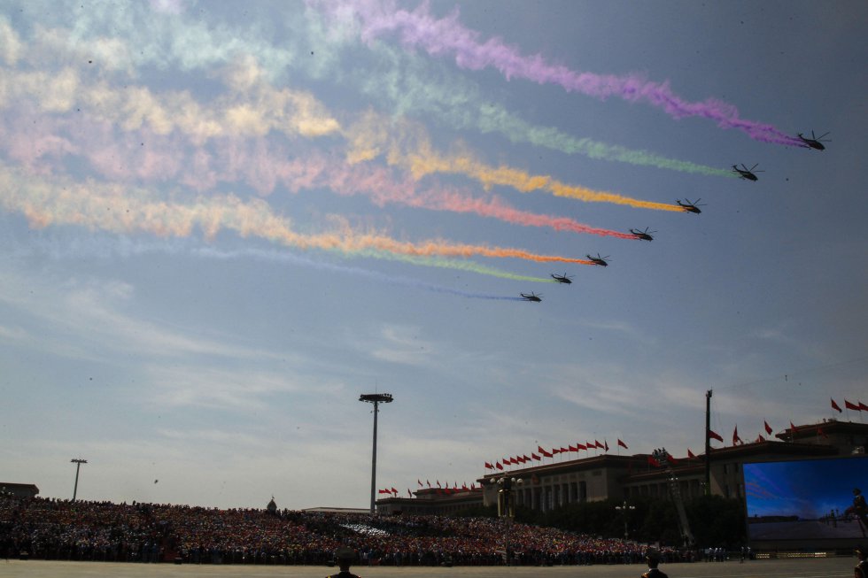 Aviones militares en formación vuelan el cielo de Pekín durante el desfile militar que marca el 70 aniversario de la "Victoria de Resistencia del Pueblo Chino contra la Agresión Japonesa".