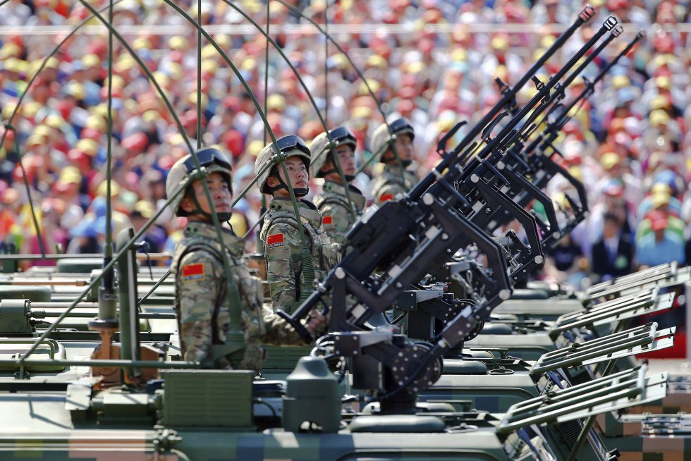 En el desfile, la emergente potencia asiática enseñó armamento que hasta hoy no había visto la luz pública (más del 80%), fabricado íntegramente en China. Hasta hace pocos años, el país dependía en gran medida de importaciones rusas.