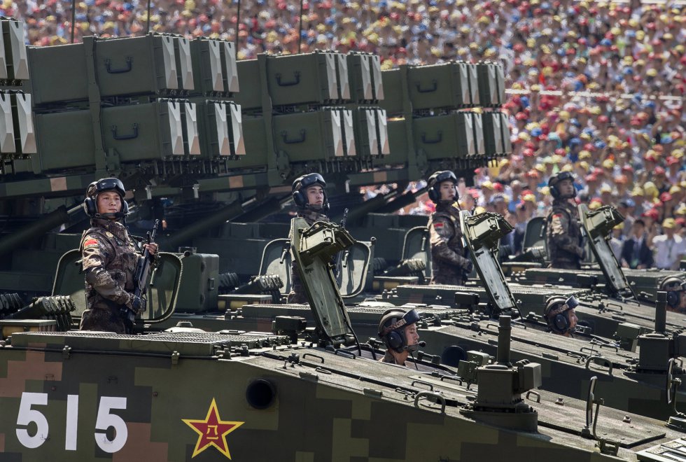 Soldados chinos sobre vehículos blindados que portan misiles. Durante el desfile, el país asiático ha presentado material militar novedoso. Hasta el 80% de ese armamento no se había visto nunca.