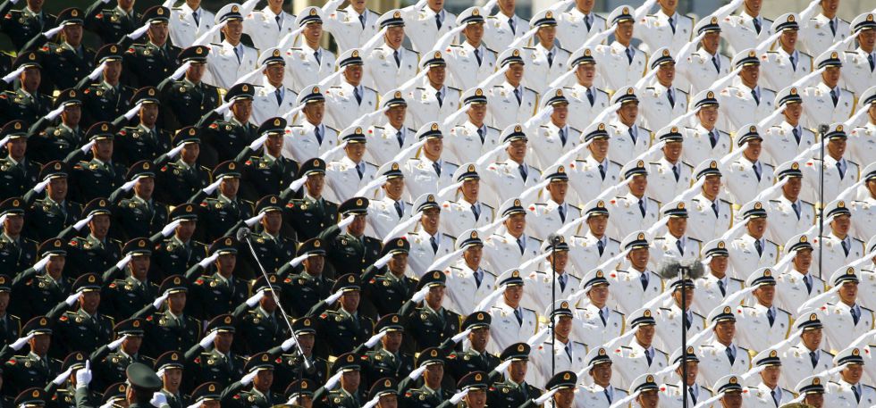 Militares saludando durante el desfile militar de este jueves en Pekín. Durante el acto, Xi Jinping, líder chino, ha dado un discurso que ha recibido críticas por parte de Japón.