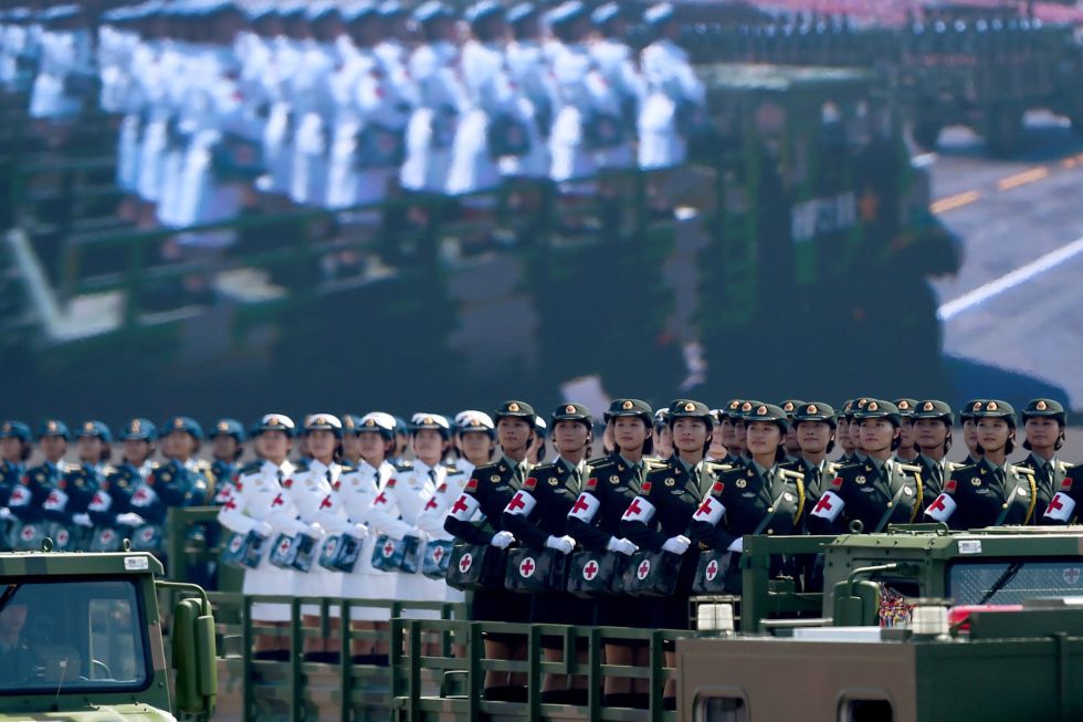 Mujeres del Ejército Popular de Liberación sobre camiones del ejército durante el desfile. Desde 1949 es obligatorio el servicio militar de 24 meses en China para hombres de 18 a 22 años. Las mujeres de 18 años que reúnan requisitos de formación, también son reclutadas obligatoriamente.