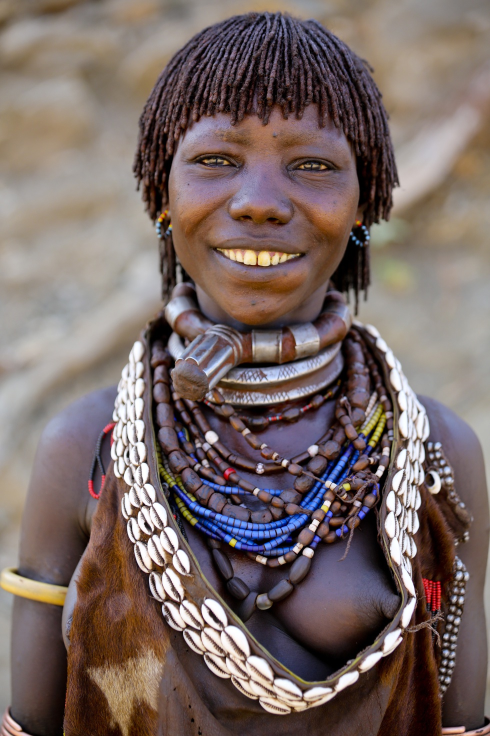 mujer del pueblo indígena hamer, que también habita en las inmediaciones de...