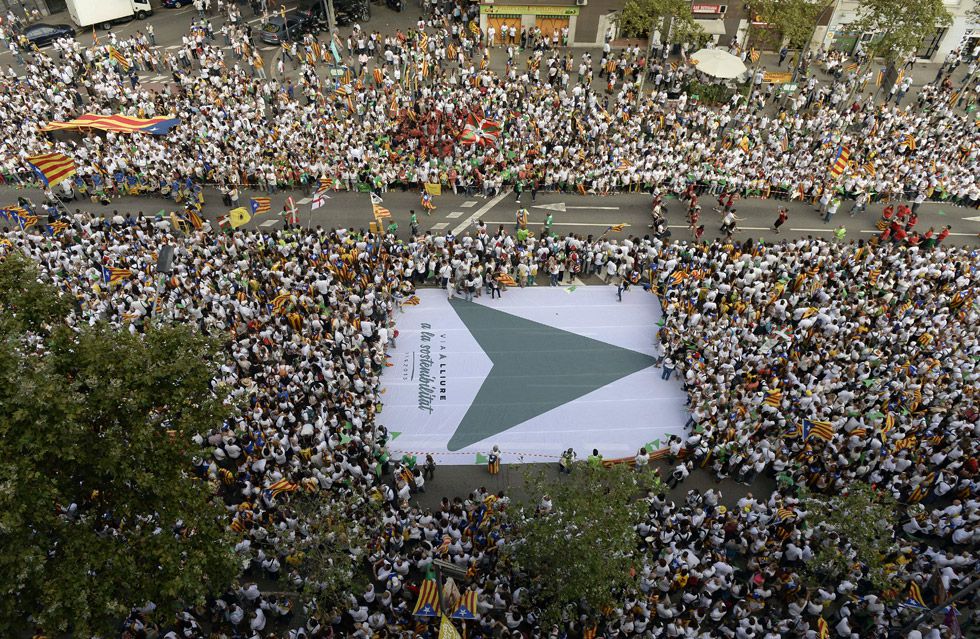 Miles de personas participan en la celebración de la Diada en la avenida Meridiana de Barcelona.