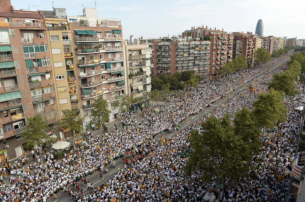 Miles de personas participan en la celebración de la Diada en la avenida de Barcelona.
