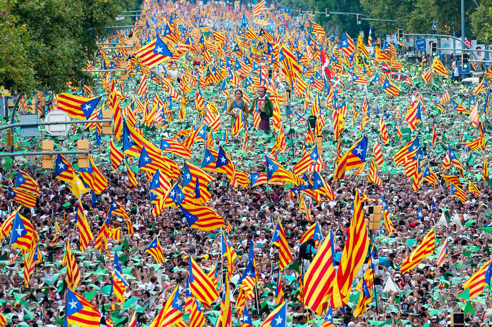 Miles de personas durante su participación en la Diada en la avenida Meridiana.
