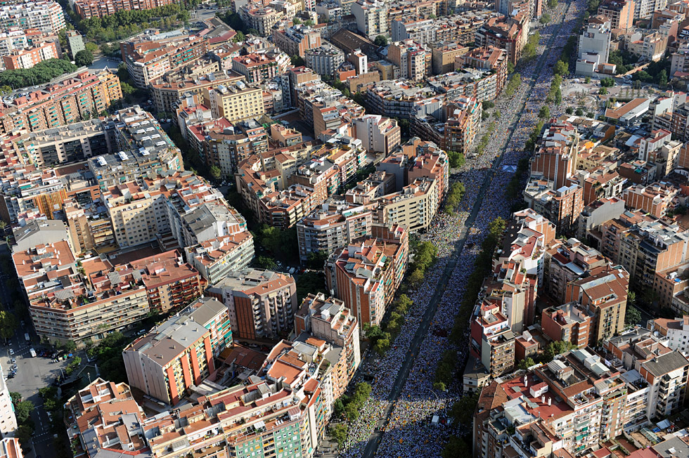 Miles de personas se manifestaron hoy en Barcelona por la independencia de Cataluña en la fiesta nacional de esta región, la Diada, el mismo día que comienza la campaña para las elecciones regionales.
