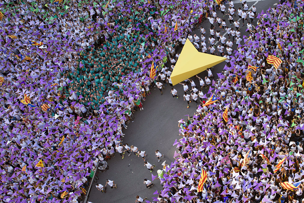 La manifestación, teñida de blanco por las camisetas que visten los participantes y que levantan punteros de colores a medida que avanza el puntero gigante por el centro de la Meridiana, tiene lugar en medio de un clima electoral, al coincidir con el primer día de la campaña de las elecciones catalanas del 27S. En la imagen, vista del puntero gigante que recorre la avenida Meridiana.