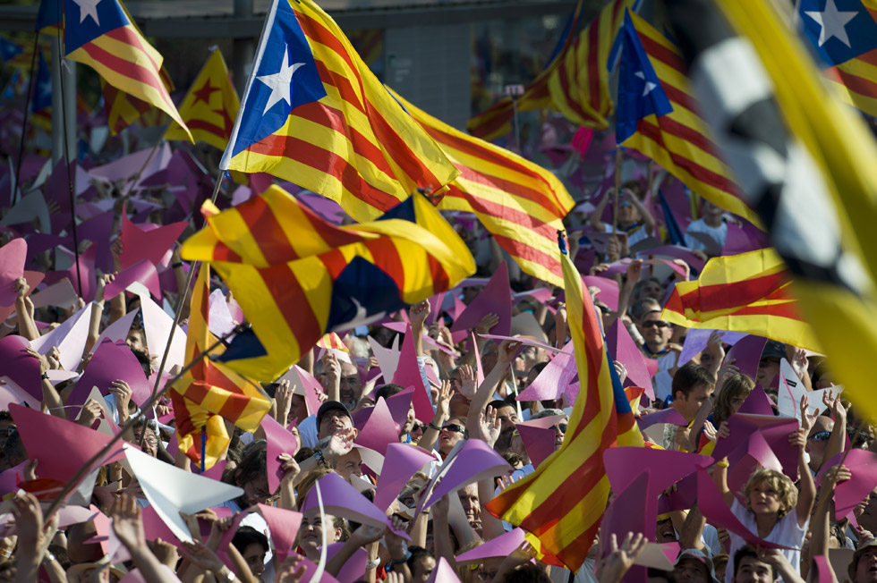 Banderas esteladas ondean en la plaza de las Glòries de Barcelona.