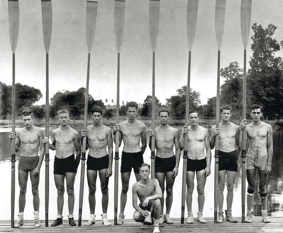 El equipo olímpico de remo de Estados Unidos que logró el oro en los Juegos Olímpicos de Berlín en 1936. De izquierda a derecha, Don Hume, Joe Rantz, Shorty Hunt, Stub McMillin, Johnny White, Gordy Adam, Chuck Day y Roger Morris. Agachado, Bobby Moch.