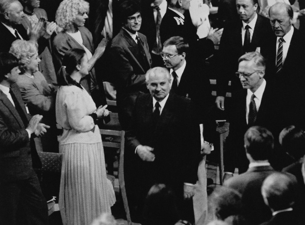 El presidente soviético Mijail Gorbachov recibe el aplauso de los asistentes a la entrega del Nobel de la Paz en Oslo (Noruega). El dirigente ruso fue galardonado con el Premio Nobel de la Paz en 1990 por su contribuir al fin de la Guerra Fría.