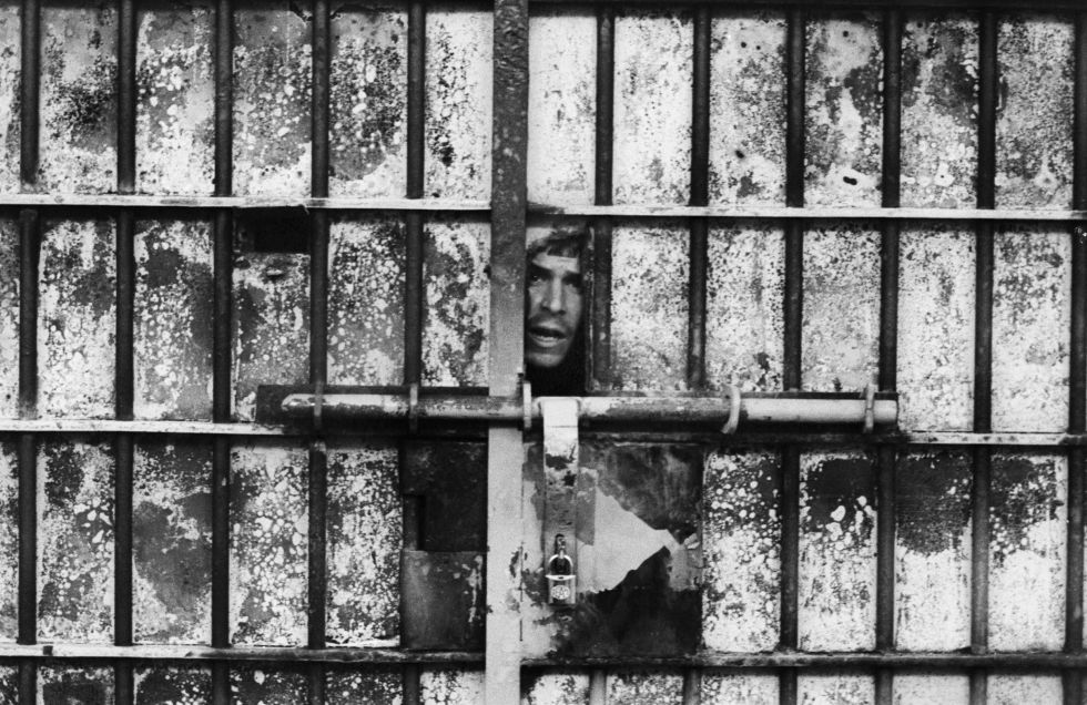 12 de mayo de 1983. El traslado de 22 presos de ETA Militar a la prisión de El Puerto de Santa María, de Cádiz, provoca una revuelta en la prisión madrileña.