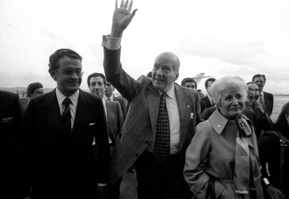 Josep Tarradellas, presidente de la Generalitat de Cataluña, llega al aeropuerto de Barajas (Madrid) acompañado de su esposa Antonia, procedentes ambos del exilio, el 20 de octubre de 1977.