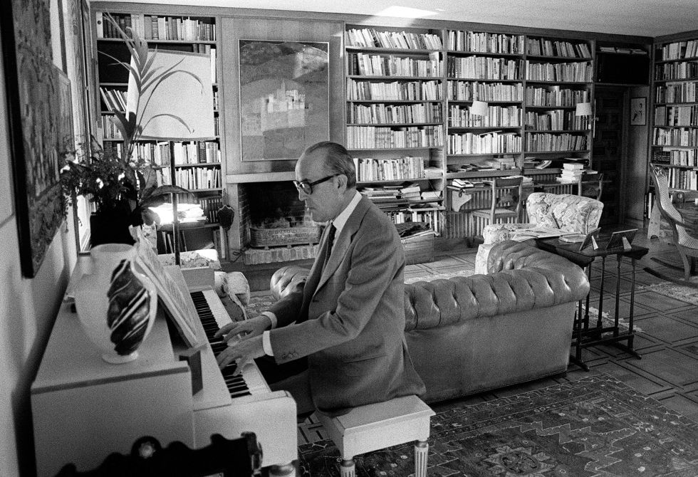 Leopoldo Calvo-Sotelo toca el piano en su casa de Aravaca, en Madrid, el 15 de diciembre de 1982, tras abandonar la presidencia del Gobierno.