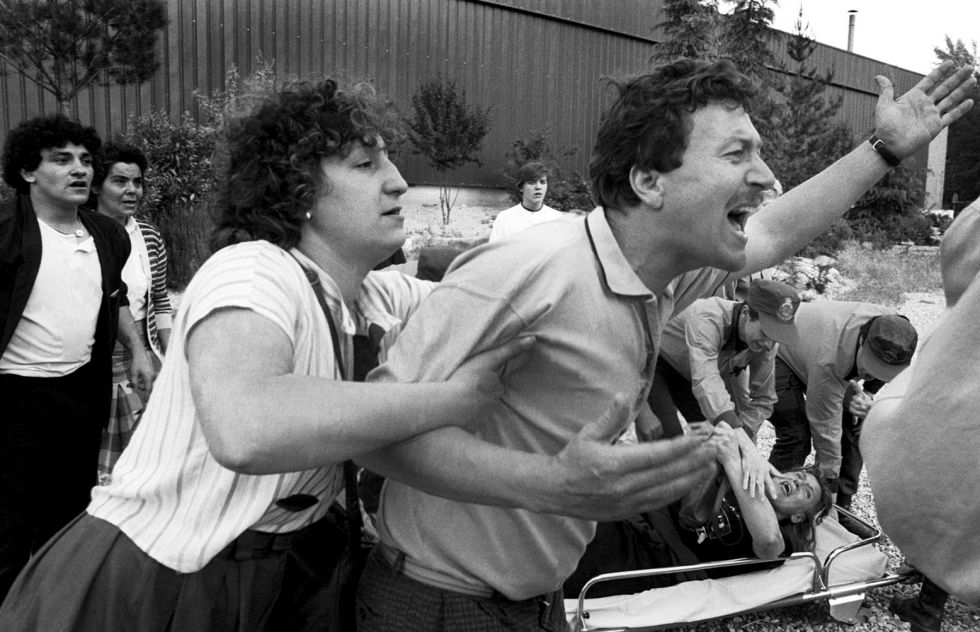 Familiares y afectados por el síndrome tóxico, aceite de colza, protestan tras la lectura de la sentencia de la Audiencia Nacional el 20 de mayo de 1989.