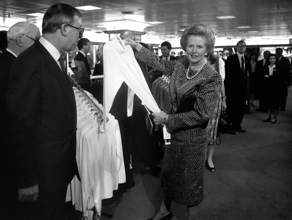 La primera ministra británica, Margaret Thatcher, mira un jersey de cuello alto en la inauguración de la tienda de la cadena inglesa Marks & Spencer en Galerías Preciados, durante su viaje oficial a España en septiembre de 1989.