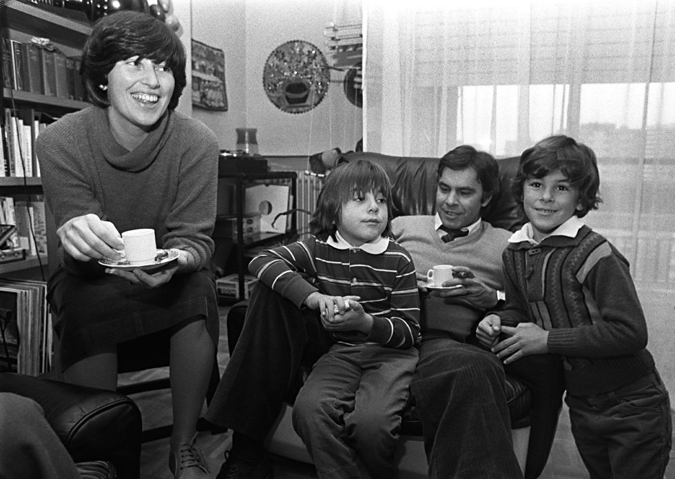 El secretario general del PSOE, Felipe González, desayuna en su casa con su esposa, Carmen Romero, y dos de sus hijos tras votar el día del referéndum de la Constitución, el 12 de junio de 1978.