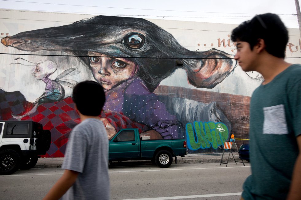 Arte por distintos artistas adornan las paredes de los edificios que forman el popular barrio Wynwood en Miami.