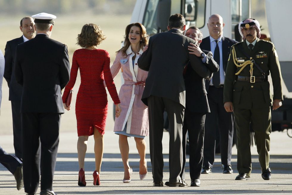 Los Reyes saludan a los monarcas de Jordania, Abdalá II y Rania, a su llegada al aeropuerto de Barajas. La conexión entre las dos monarcas es más que evidente; ambas se han reencontrado con un cariñoso abrazo