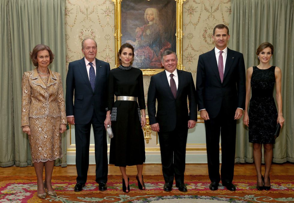 El rey Felipe VI y la reina Letizia, acompañados por el rey Juan Carlos y la reina Sofía, posan junto al rey Abdalá II de Jordania (3d) y la reina Rania (3i), momentos antes de la cena privada que los Reyes han ofrecido hoy en el Palacio de El Pardo al monarca jordano y su esposa, en la primera jornada de su visita de trabajo a España.